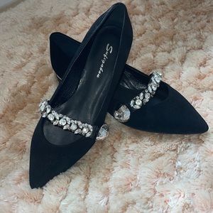 Woman’s shoes, color black with costumes Diamonds